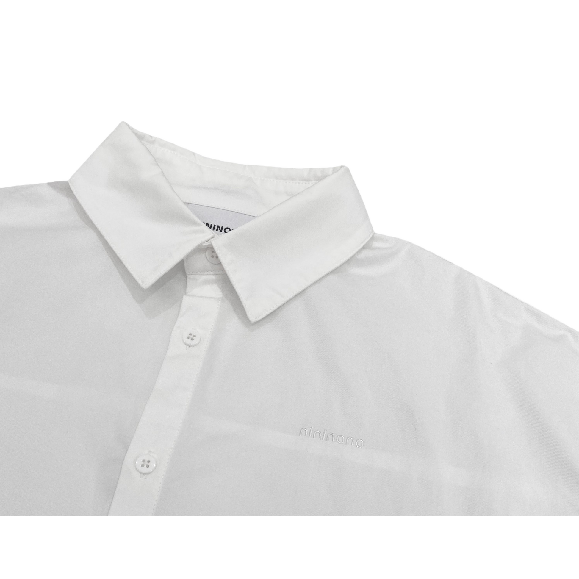Close-up of the sophisticated classic collar and premium white cotton fabric texture.