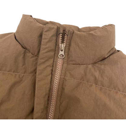  Close-up of premium stand-up collar and smooth zipper on OGENDER goose down jacket.