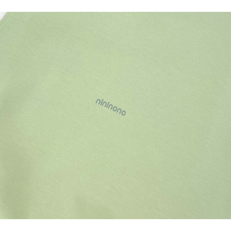 Close-up of the 'nininono' logo on the back of the tank, featuring high-quality 3D silicone screen printing for a tactile, premium feel.