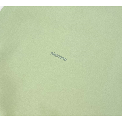 Close-up of the 'nininono' logo on the back of the tank, featuring high-quality 3D silicone screen printing for a tactile, premium feel.