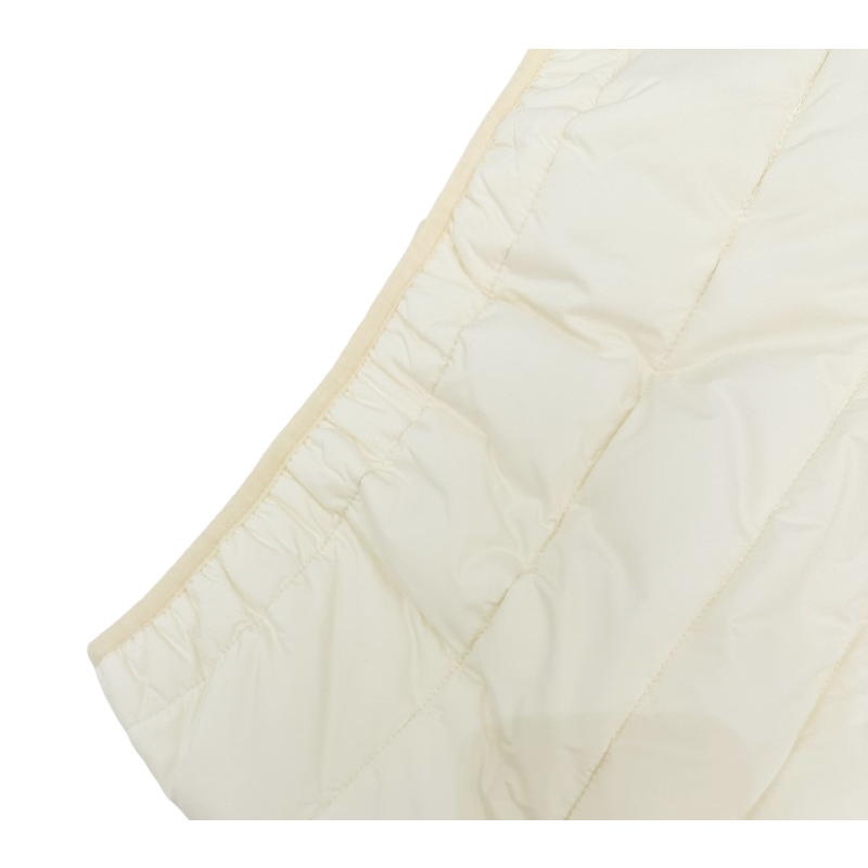 Detailed view of the elasticized hem of the quilted vest, ensuring a secure and warm fit.