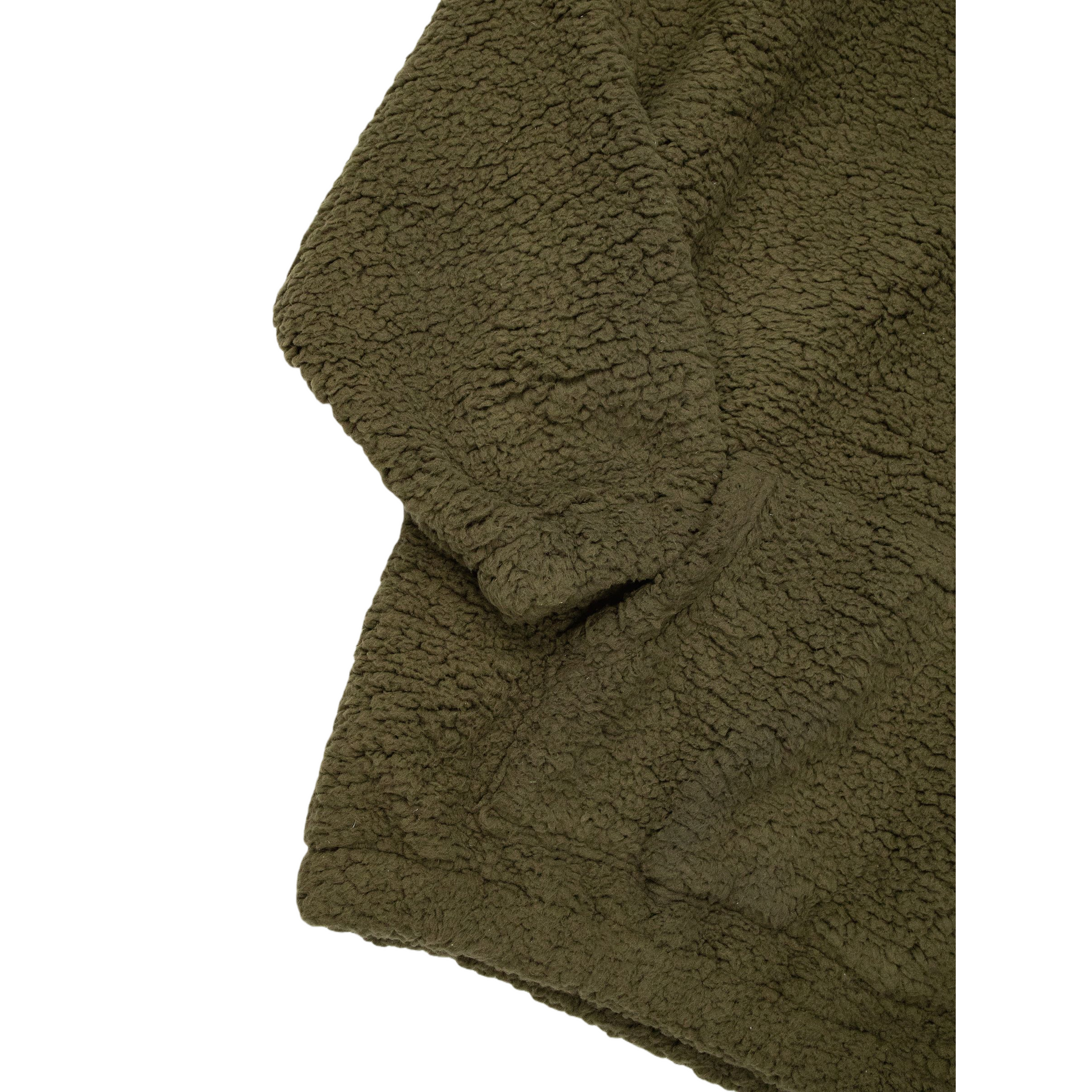 Detail of functional kangaroo pocket on Ogender oversized fleece jacket, warm and cozy winter staple.