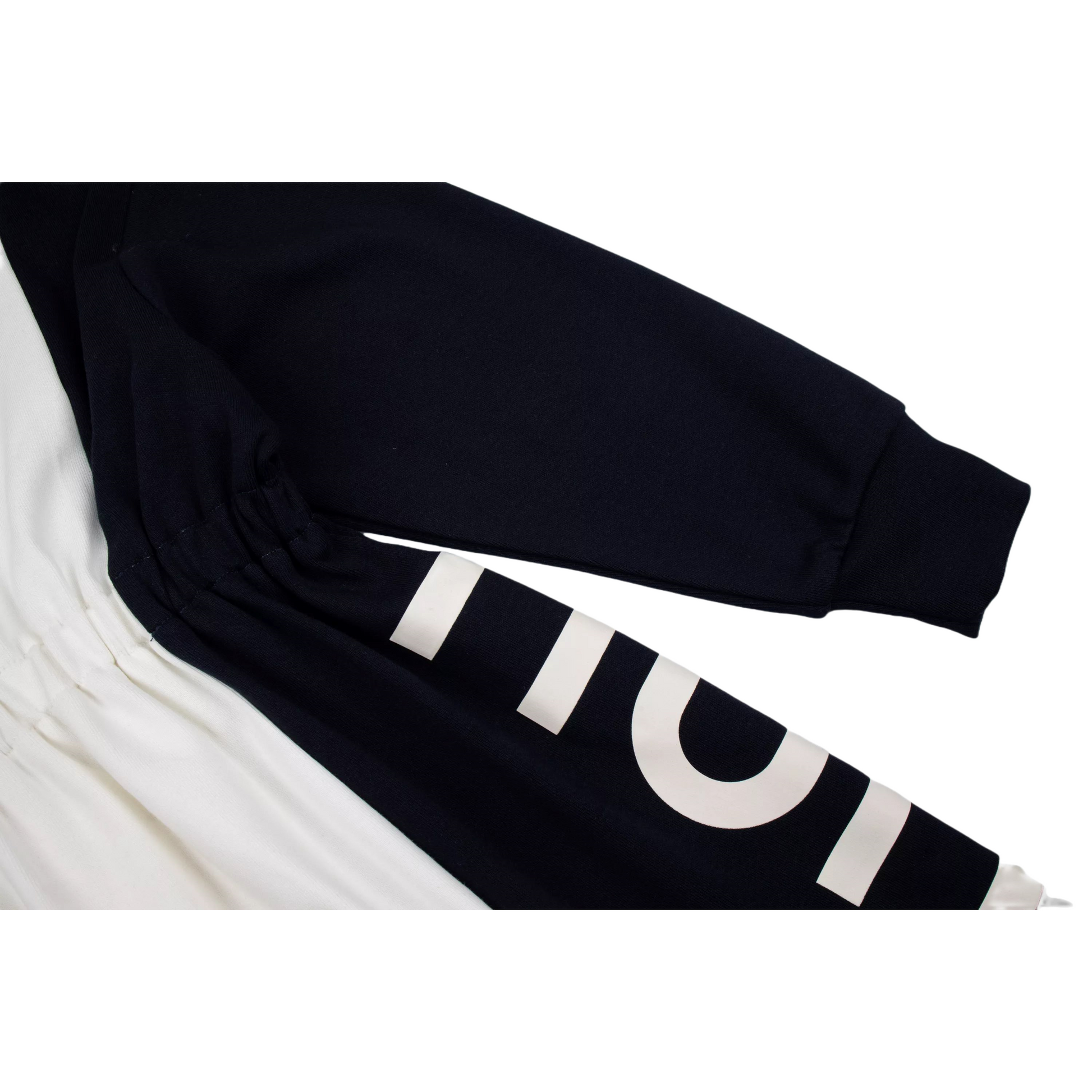 Close-up of the "nini" brand logo on the sleeve, featuring a high-quality rubberized paste print (胶浆) for a durable and crisp finish.