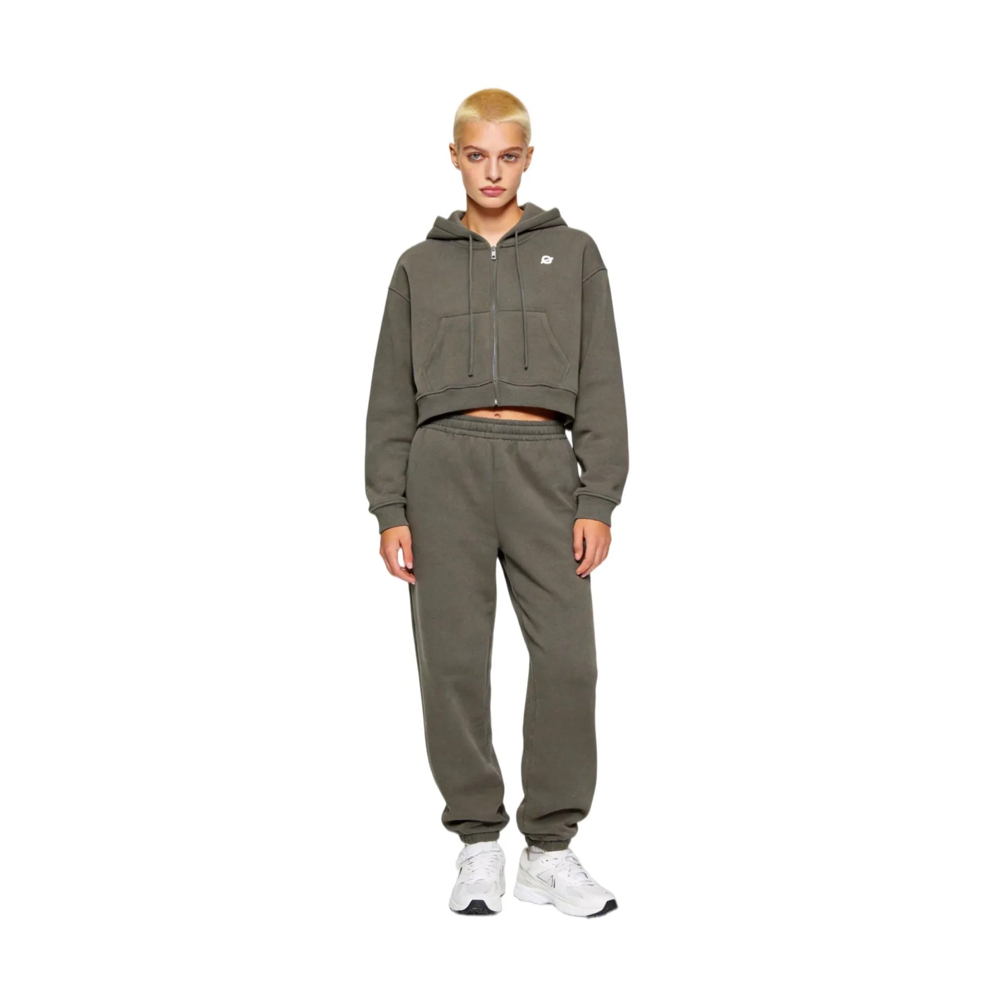 Full-body front view of a female model wearing Ogender dark gray cropped zip-up hoodie and matching joggers, showcasing a relaxed streetwear set