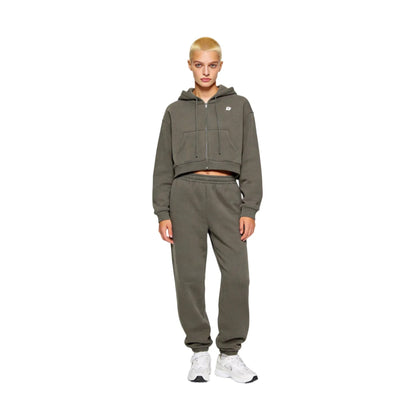 Full-body front view of a female model wearing Ogender dark gray cropped zip-up hoodie and matching joggers, showcasing a relaxed streetwear set