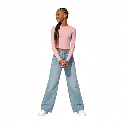 Full-body shot of a teen model styling the Ogender pink cropped tee with wide-leg jeans.