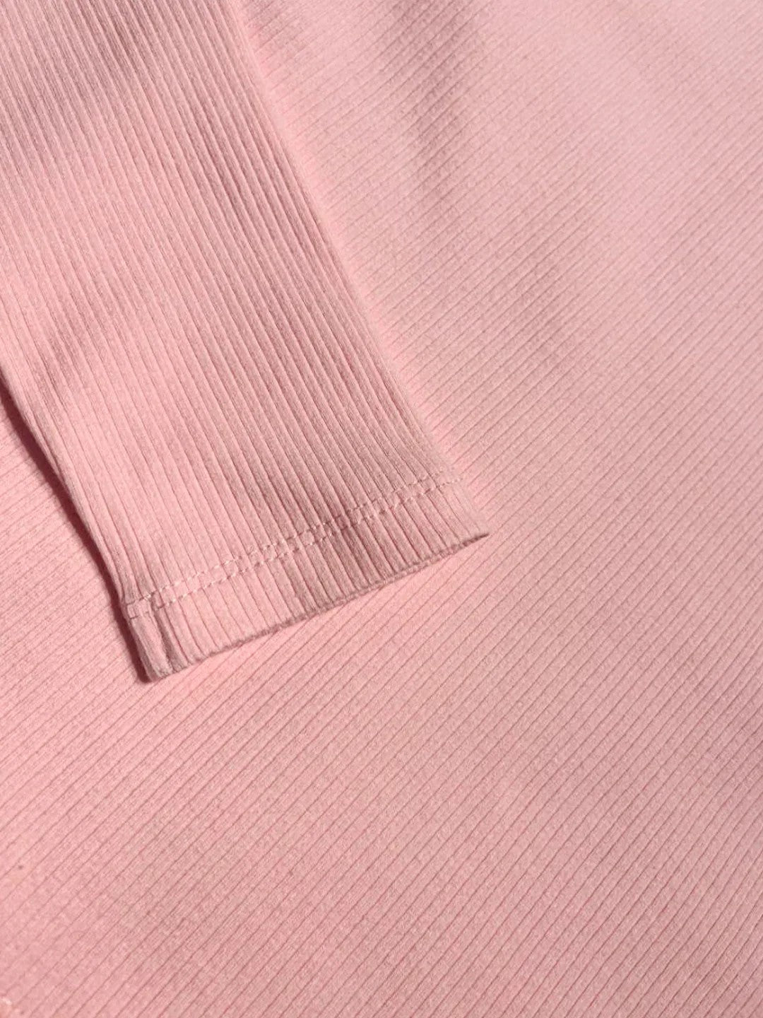 Close-up of the neatly stitched sleeve cuff and the 290 GSM heavyweight cotton texture of the Ogender pink tee.