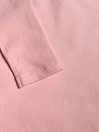 Close-up of the neatly stitched sleeve cuff and the 290 GSM heavyweight cotton texture of the Ogender pink tee.