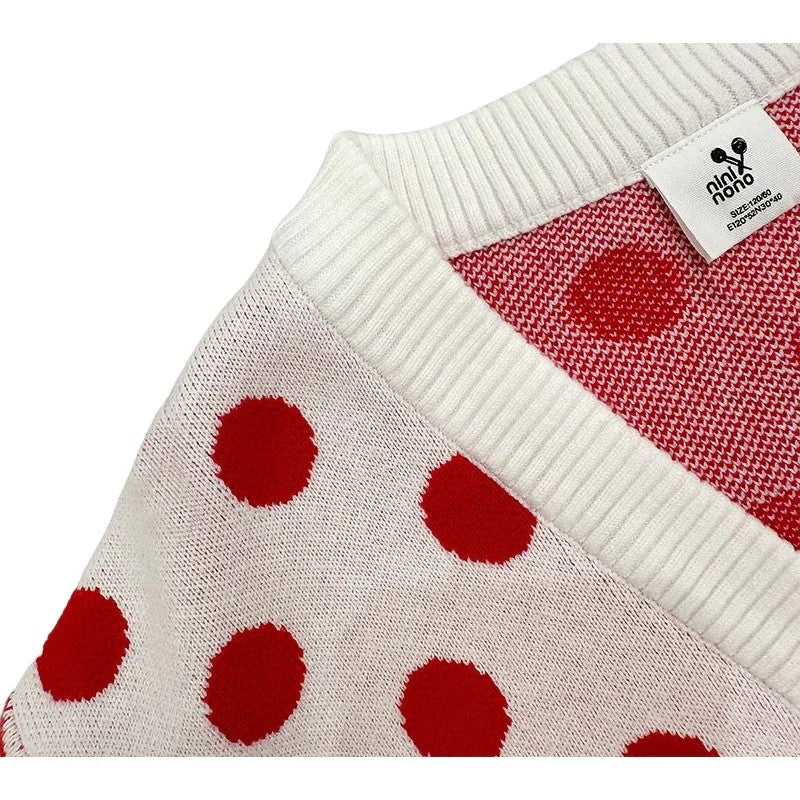 Close-up of the clean ribbed V-neckline on the Ogender polka dot sweater.