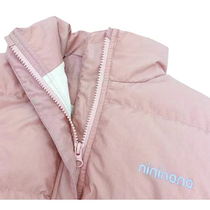 Close-up of the high-neck windproof collar and smooth zipper with nininono logo.